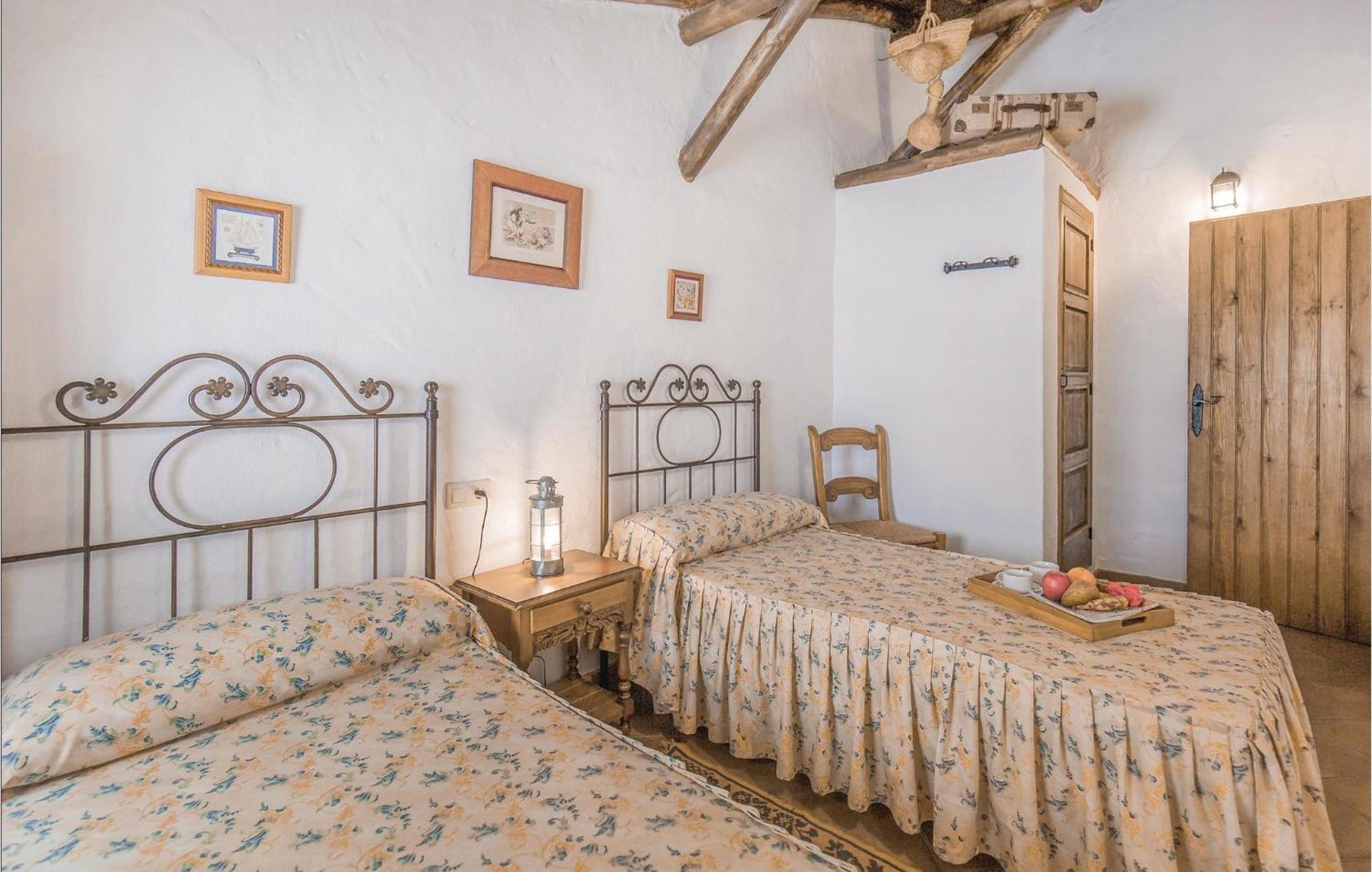 Cozy Home In Zahara De La Sierra With Kitchen Esterno foto