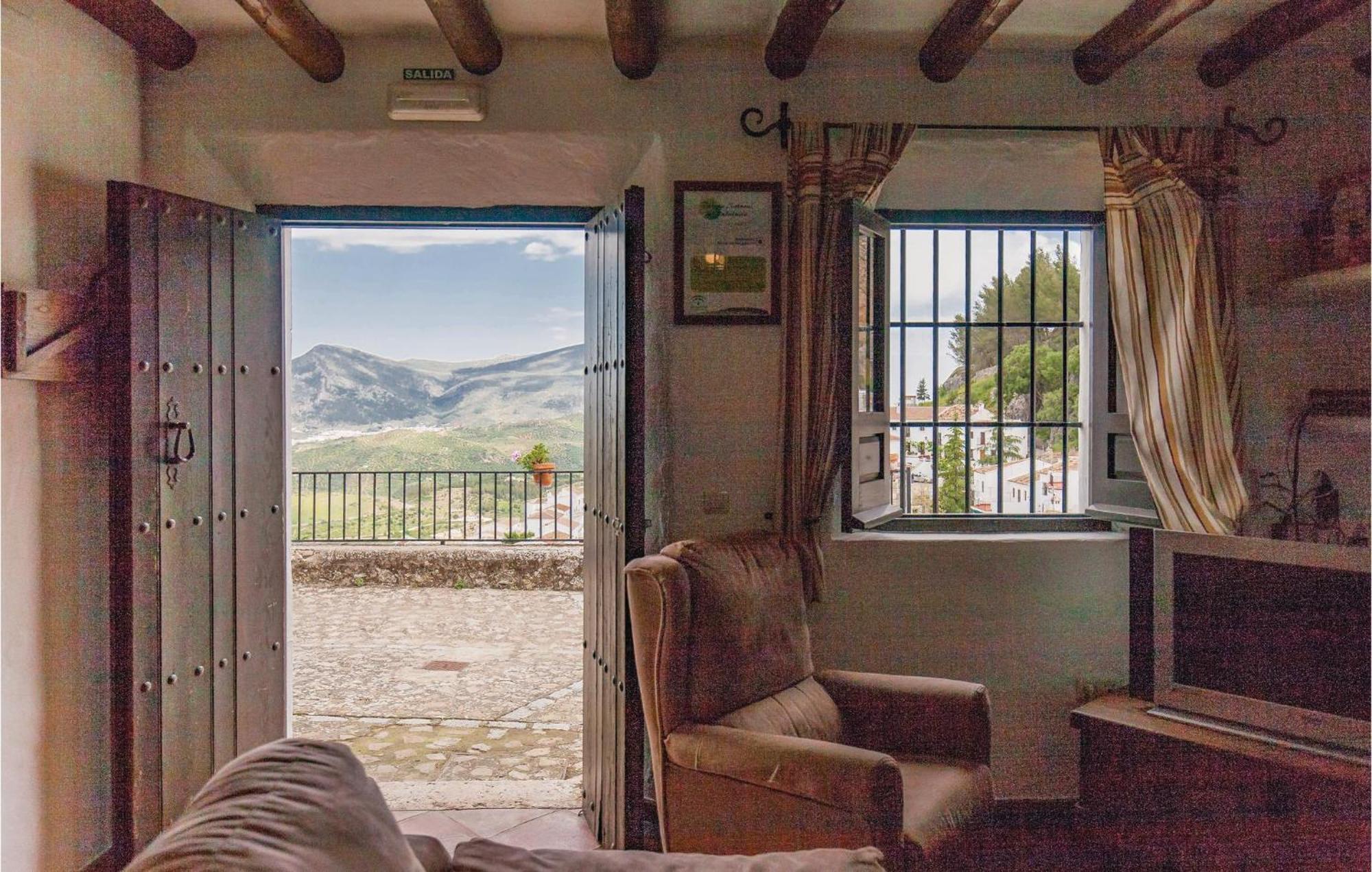 Cozy Home In Zahara De La Sierra With Kitchen Esterno foto
