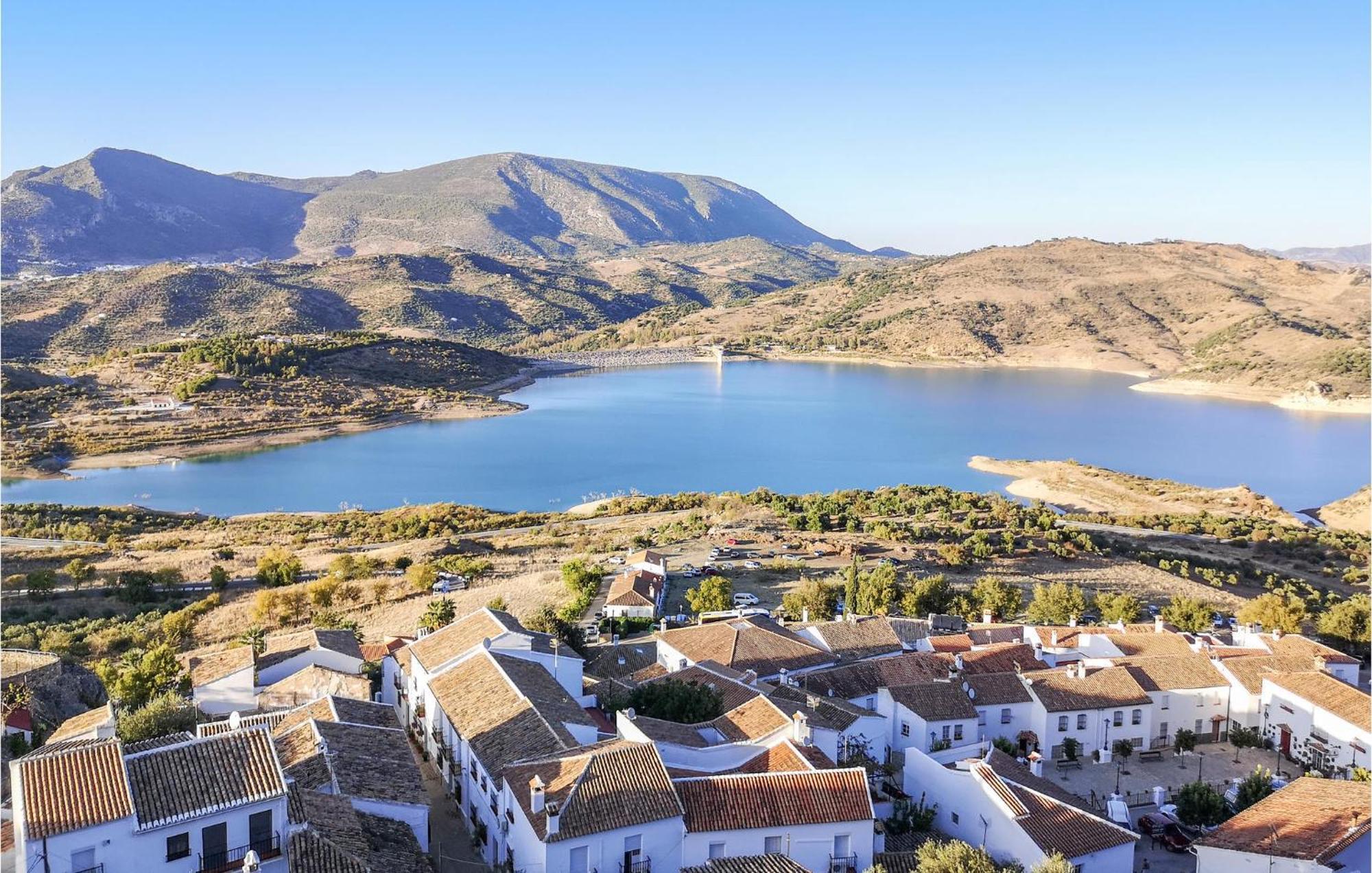 Cozy Home In Zahara De La Sierra With Kitchen Esterno foto